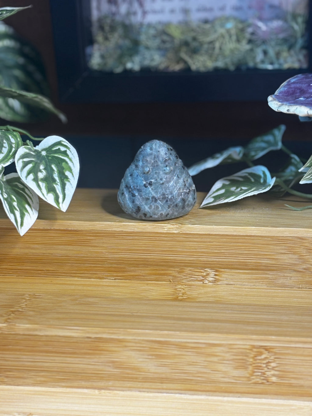 Kiwi Jasper Dumpling Carving