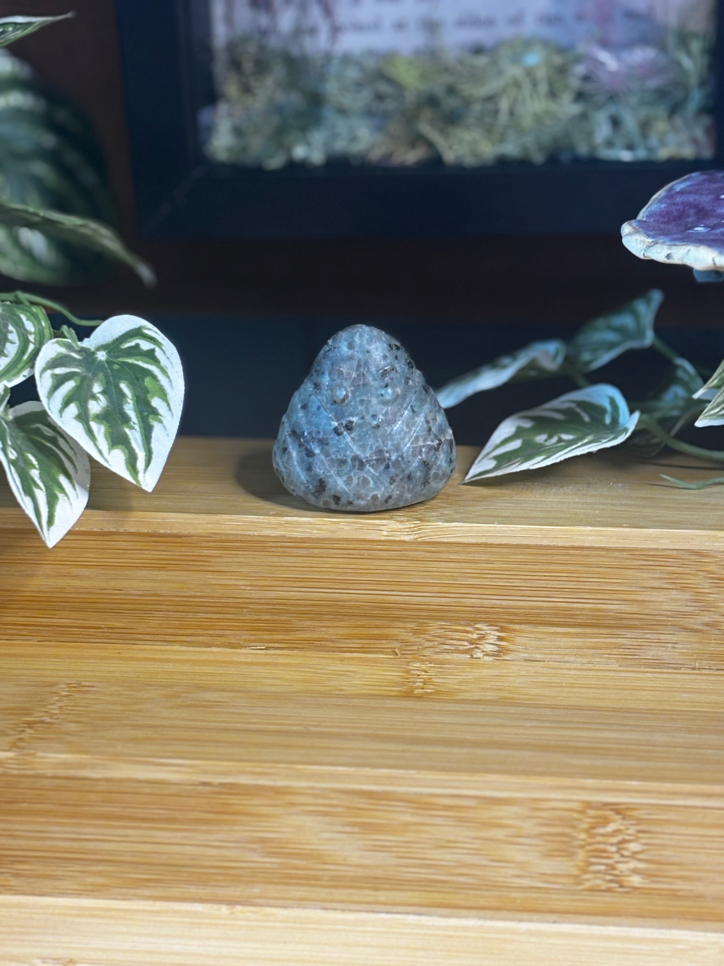 Kiwi Jasper Dumpling Carving