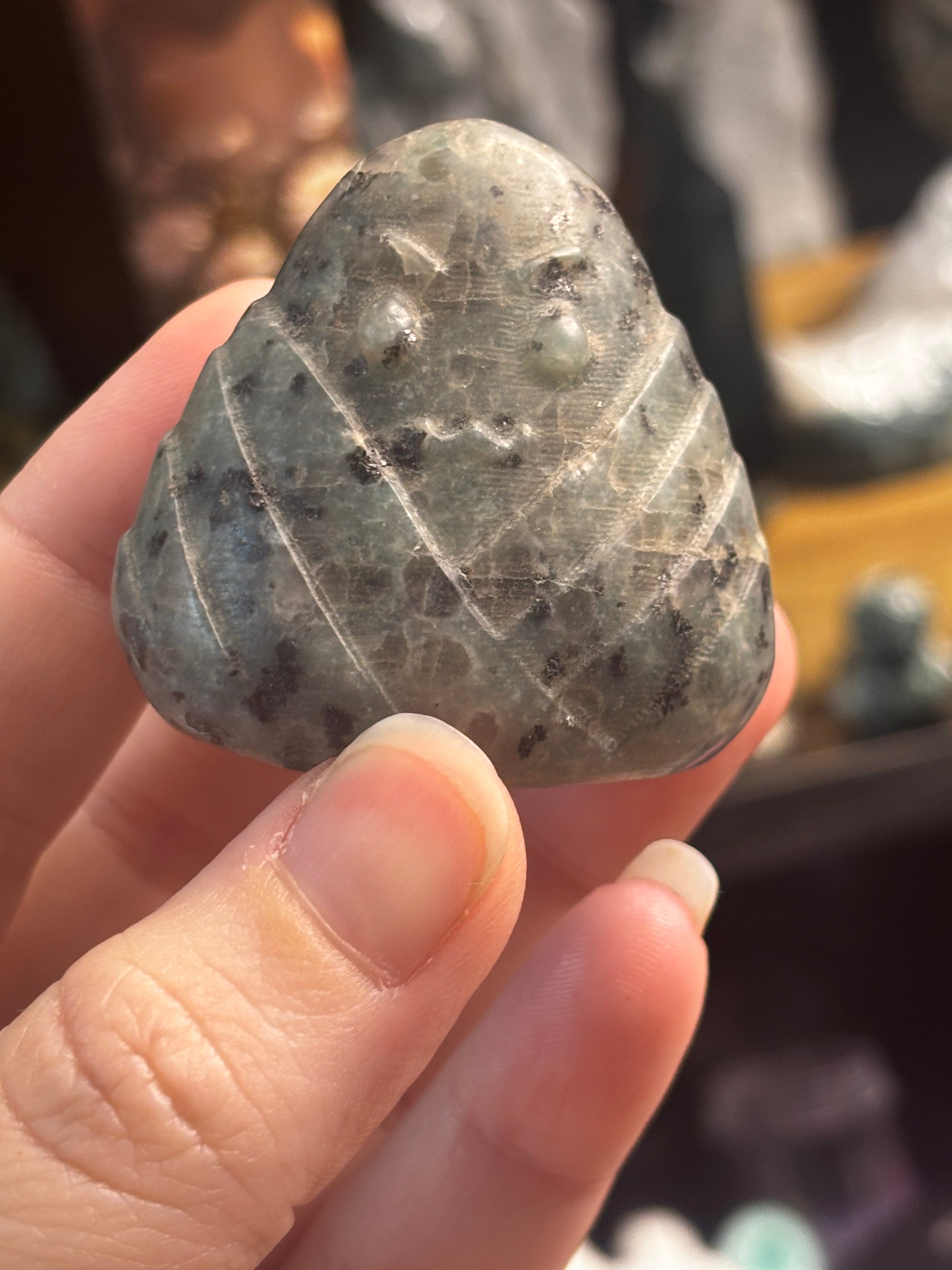 Kiwi Jasper Dumpling Carving