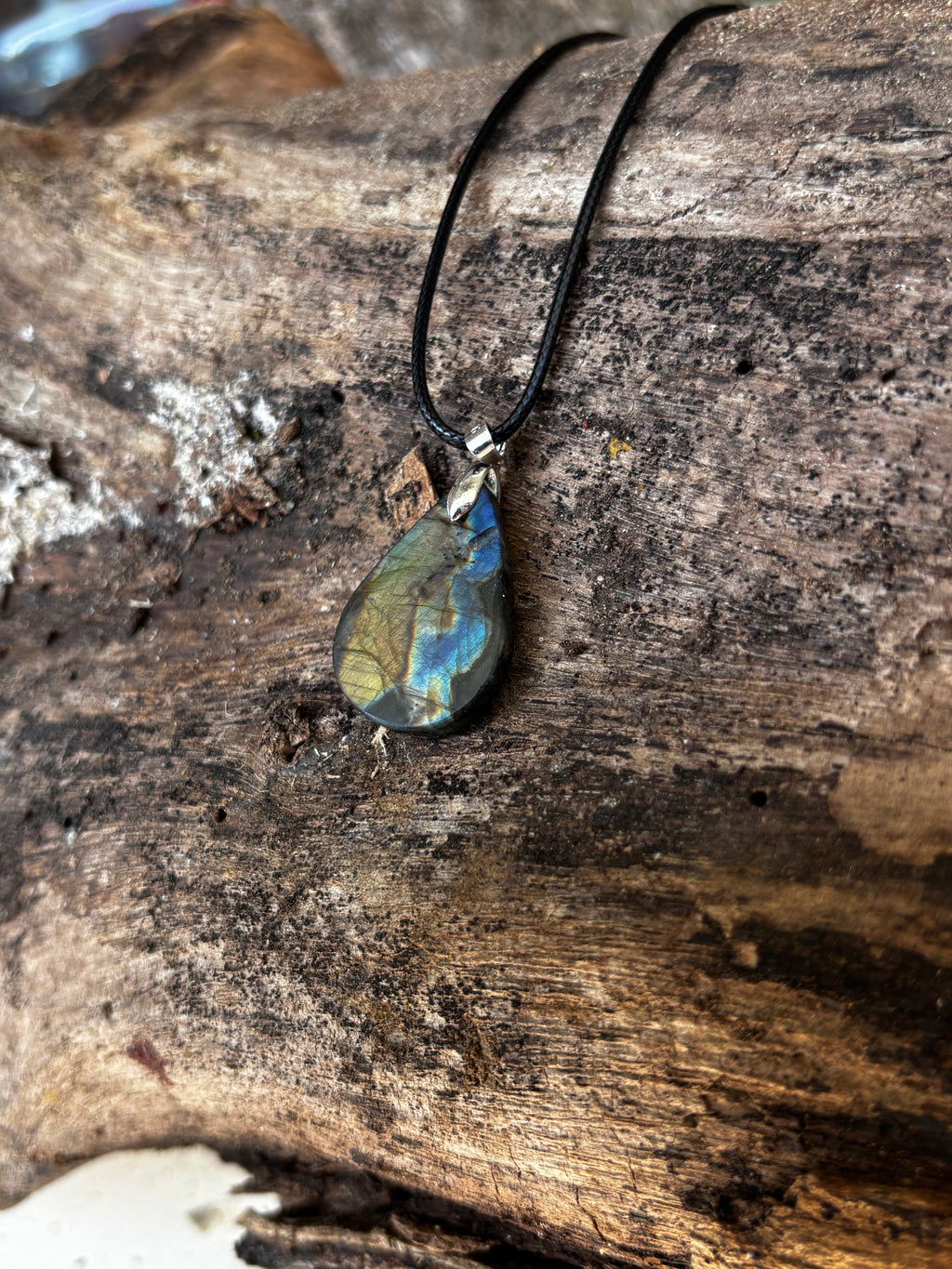 Labradorite Dainty Pendant 2