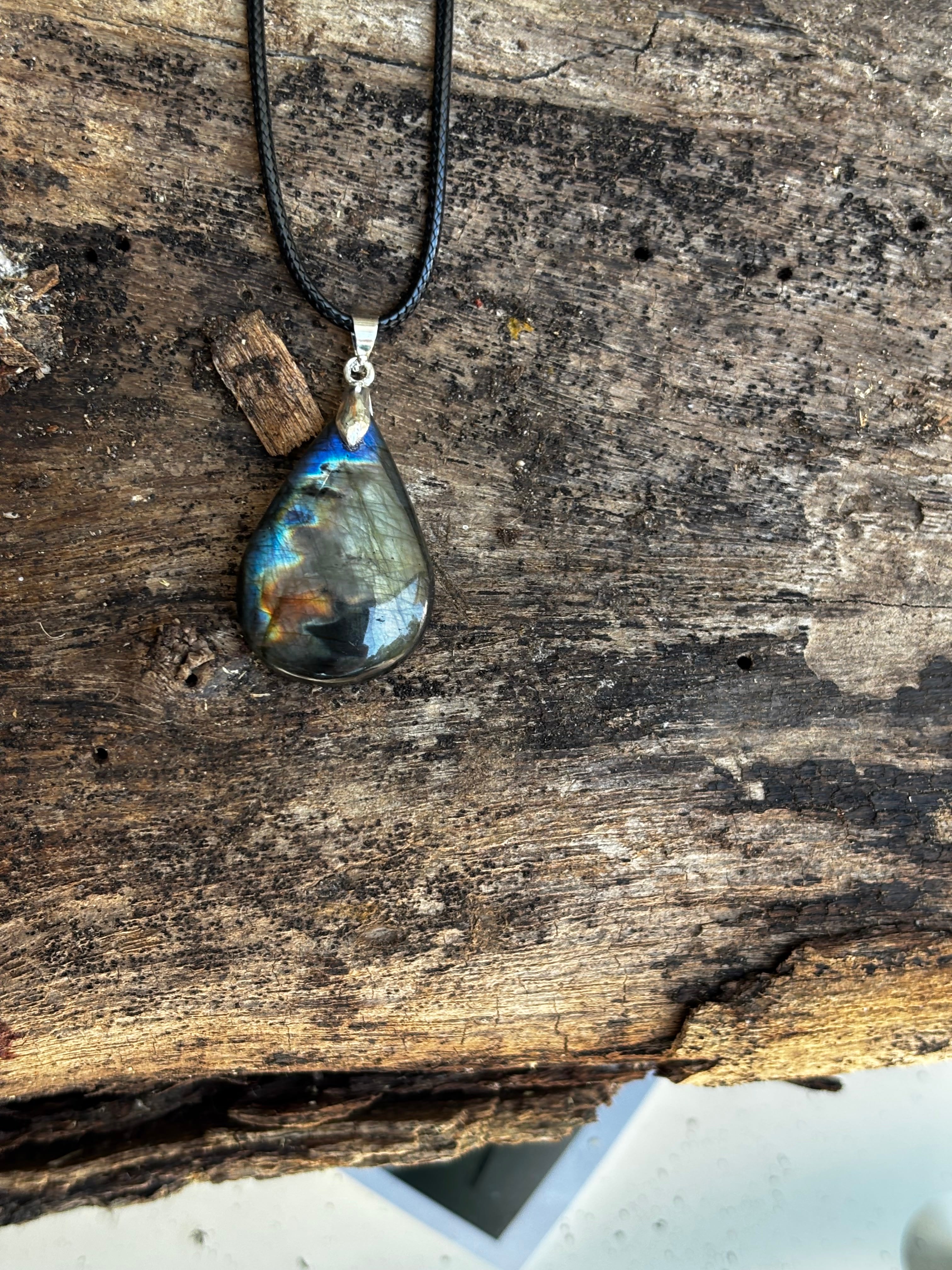Labradorite Dainty Pendant 2