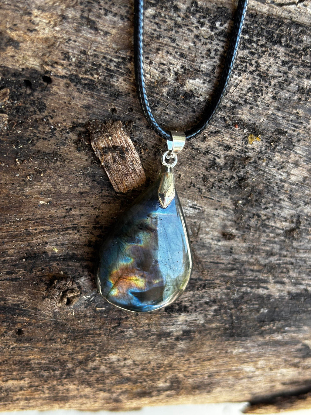Labradorite Dainty Pendant 2
