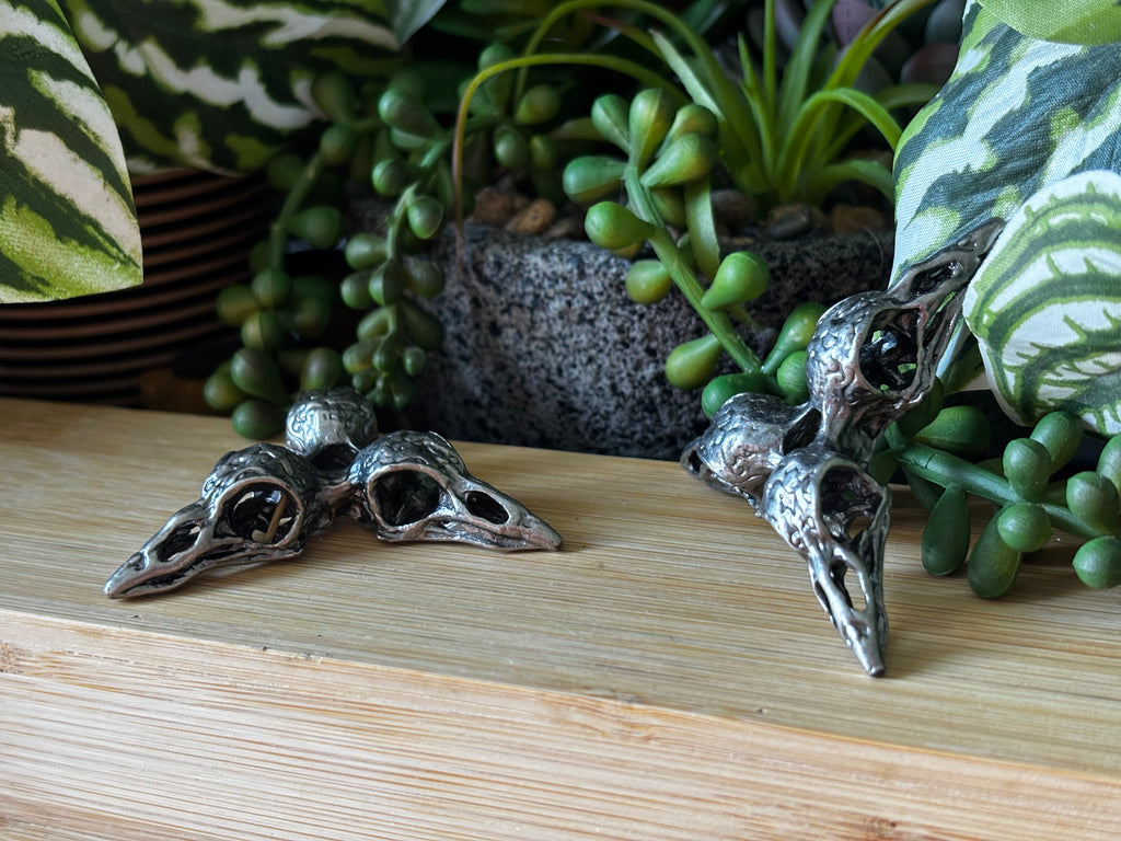 Raven Skull Sphere Stand (Blackened Silver-Coloured)&nbsp;