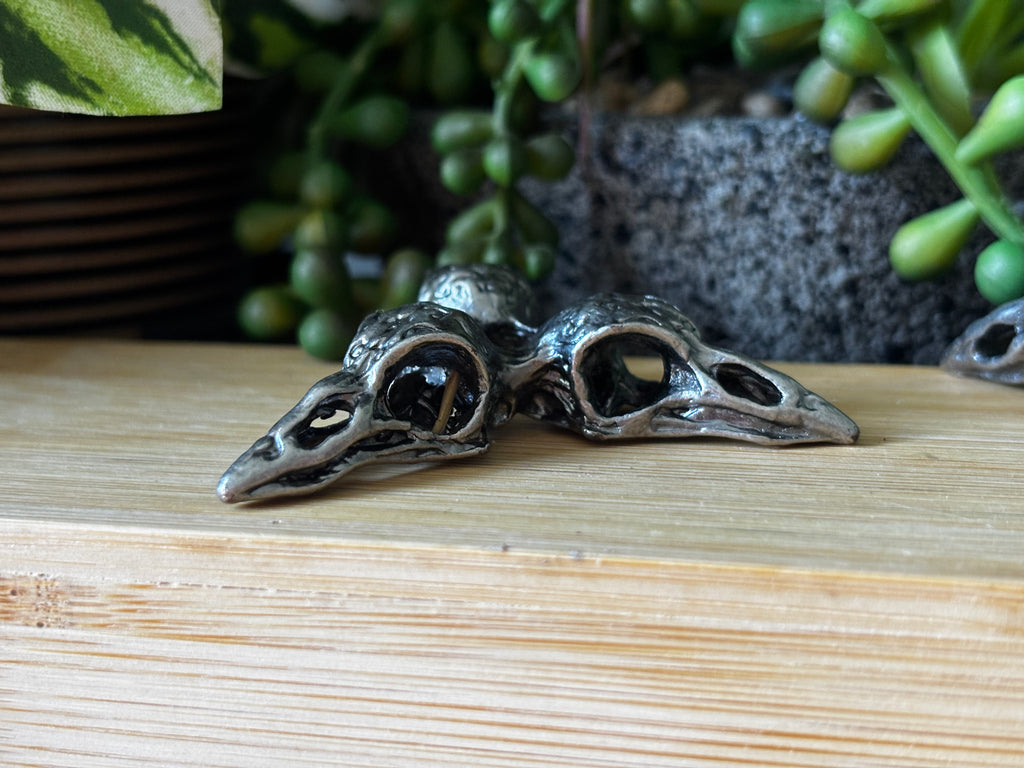 Raven Skull Sphere Stand (Blackened Silver-Coloured)&nbsp;